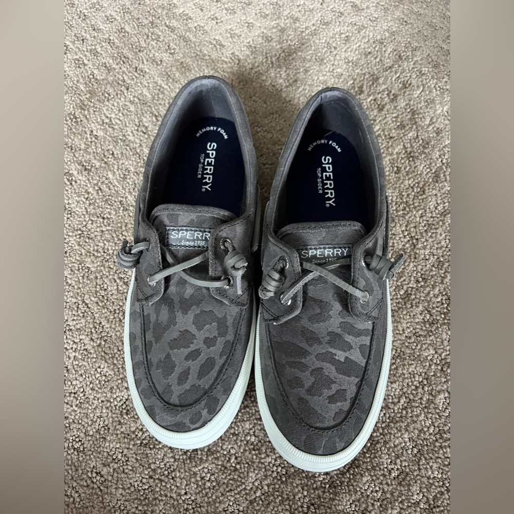 Women’s size 7 Sperry sneakers